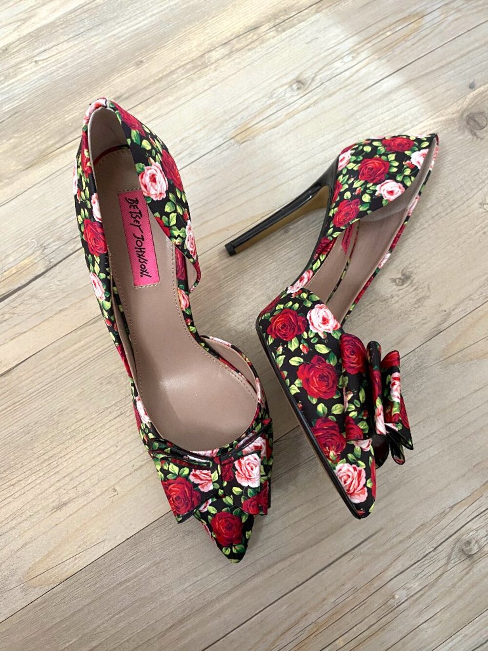 Betsey Johnson Black Pink and Red Rose Floral Print Bow Heels Size 9.5